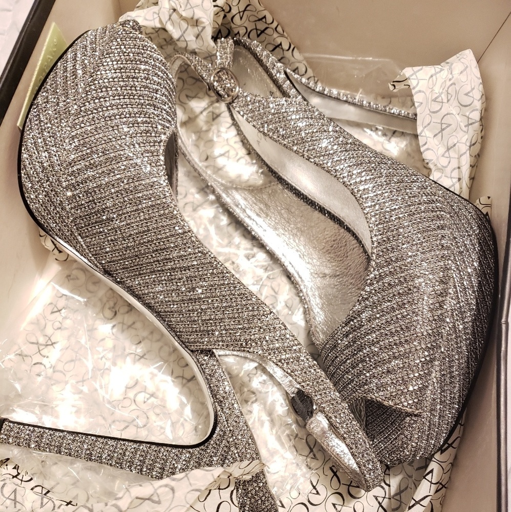 ADRIANNA PAPELL WOMEN SIZE HIGH HEEL SILVER PUMPS